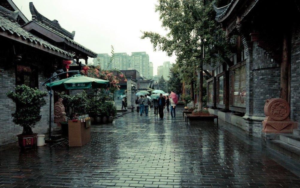 碧江交管部门为滞留高速车辆人员摆脱困境